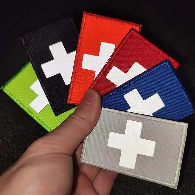 Emblema bordado refletivo para primeiros socorros
