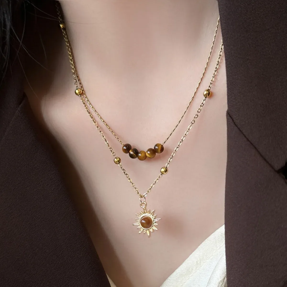 Colar feminino com pingente de sol dourado