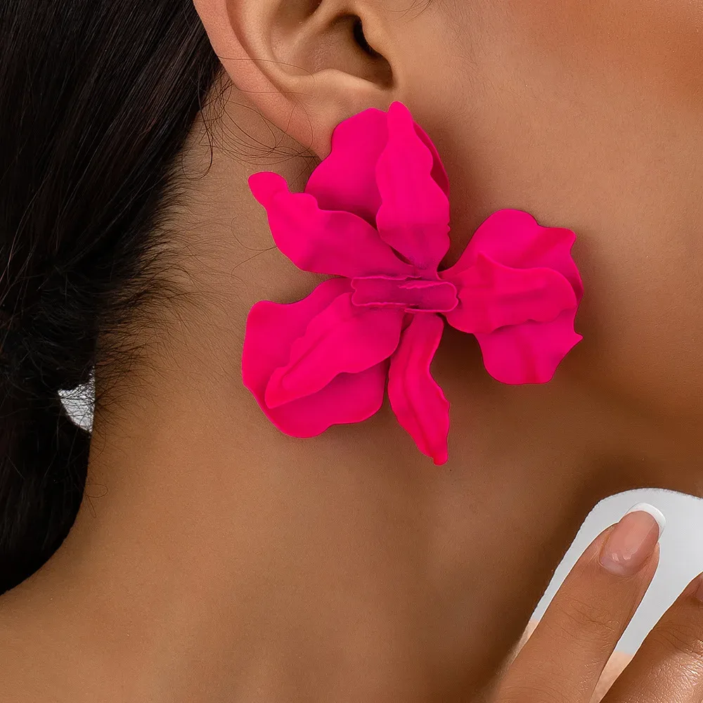 Brincos femininos com design floral irregular