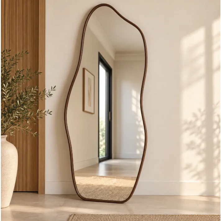 Espelho decorativo orgânico com moldura de couro