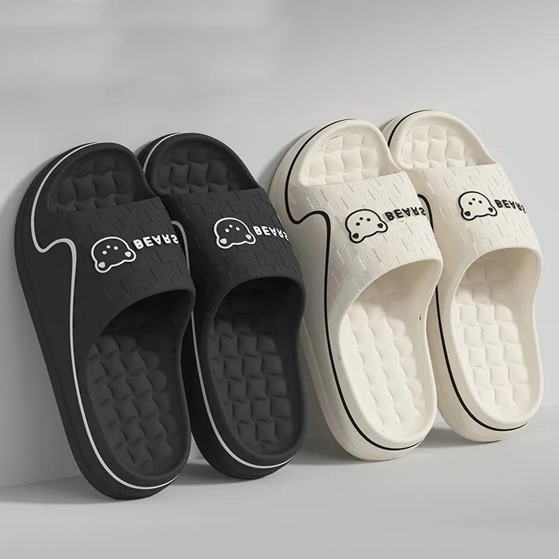 Chinelo casual com estampa de urso