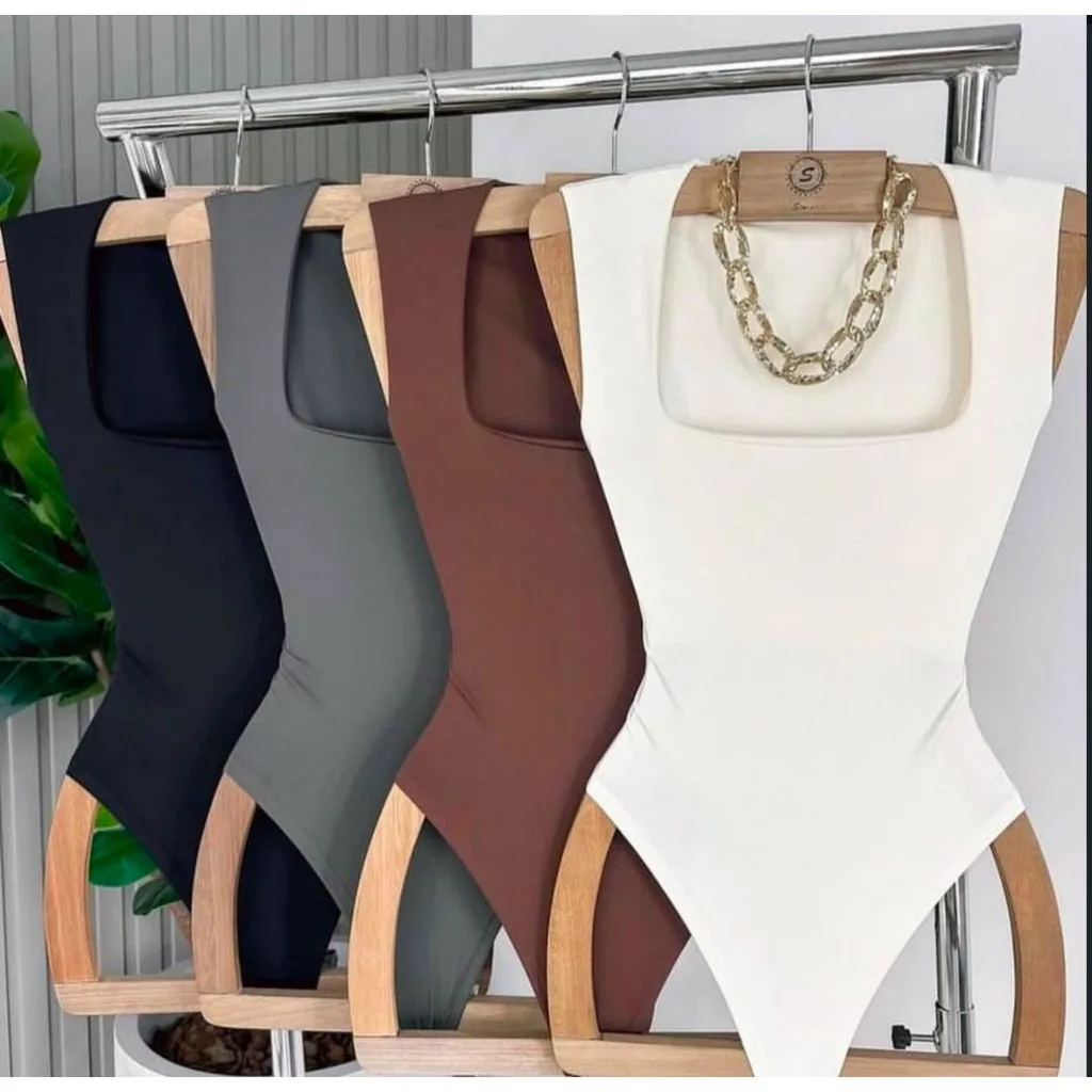 Body feminino regata com decote quadrado