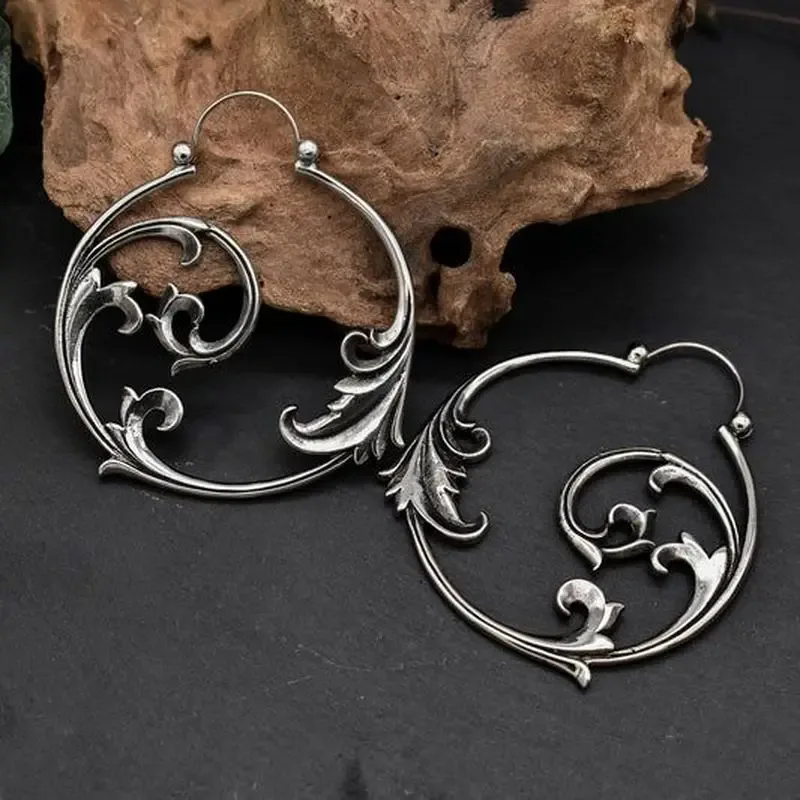 Brincos femininos de metal prateado com desenho geométrico