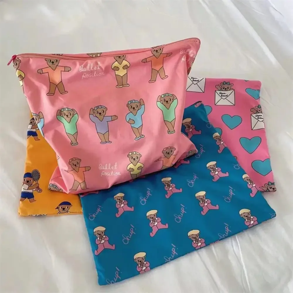 Necessaire de maquiagem com estampa de urso