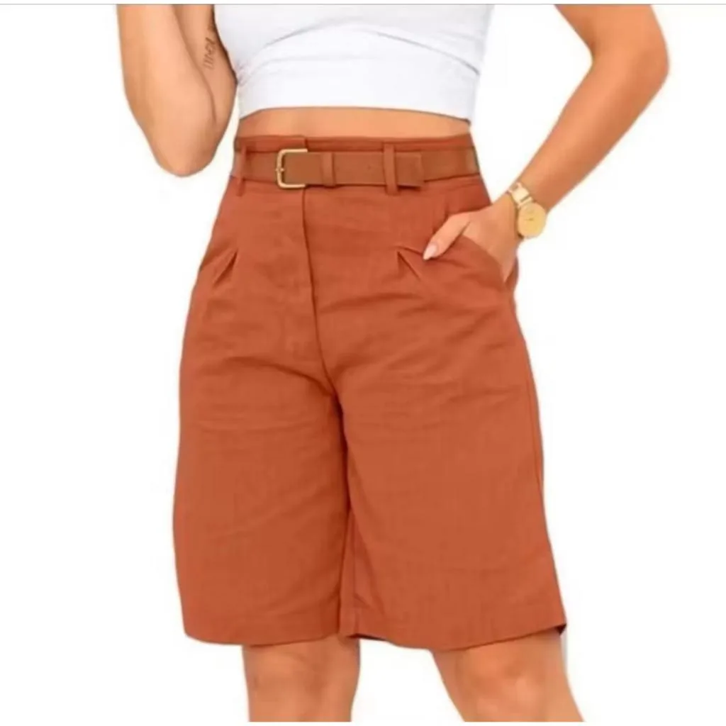 Bermuda de linho com bolso com cinto de couro marrom