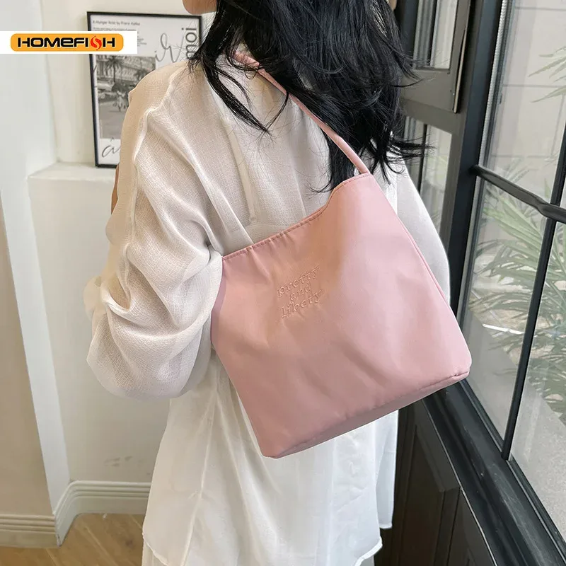 Bolsa de ombro feminina em nylon bordado