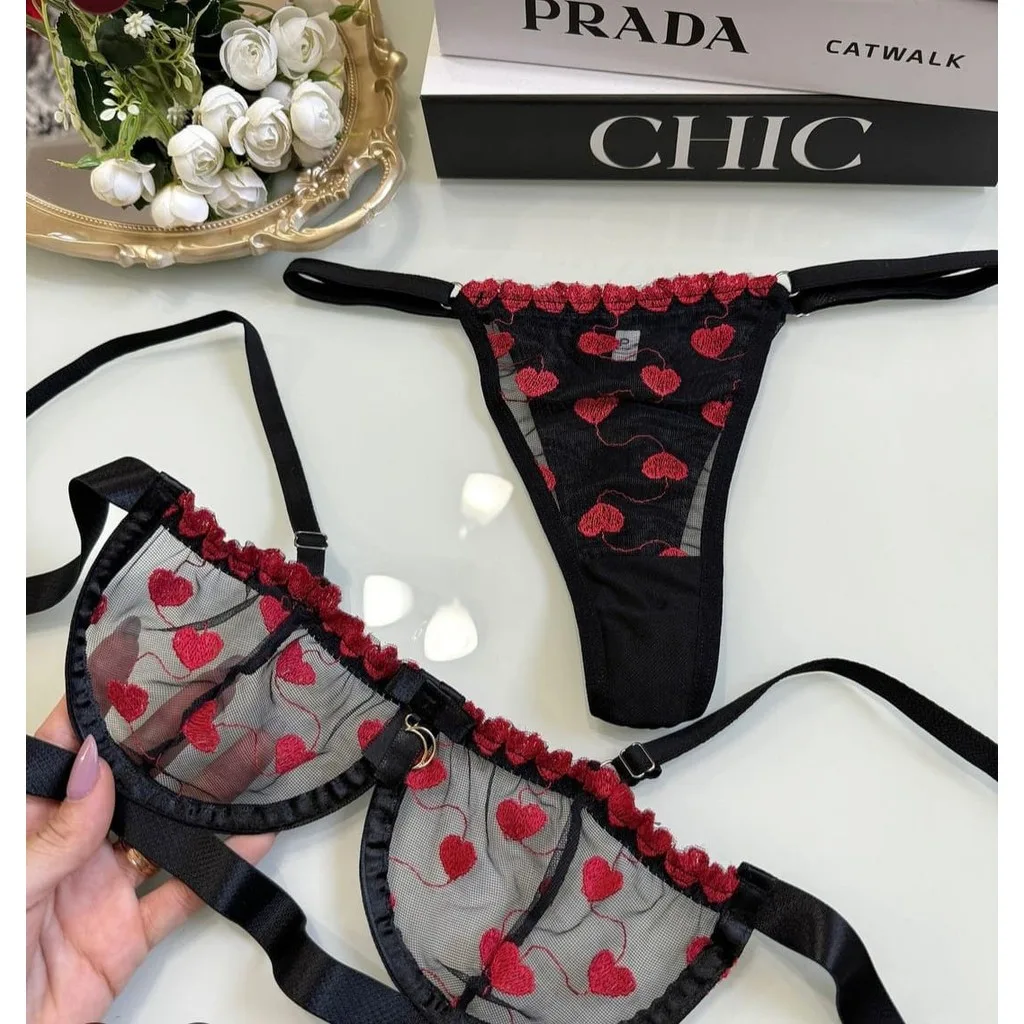 Conjunto de lingerie com sutiã de tule bordado