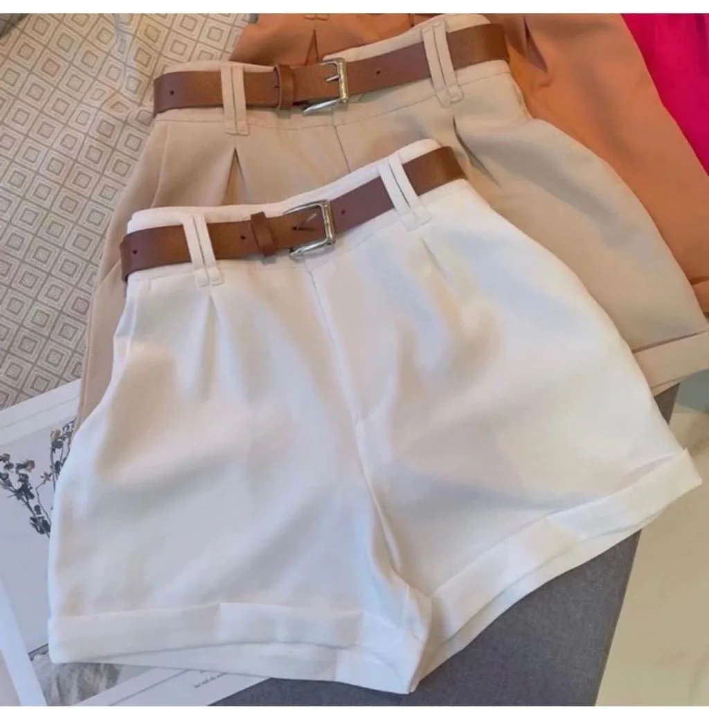 Short feminino de alfaiataria com cinto
