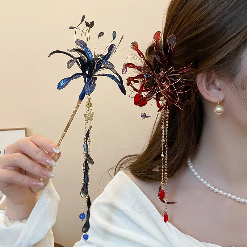 Pauzinhos de cabelo com flor vermelha