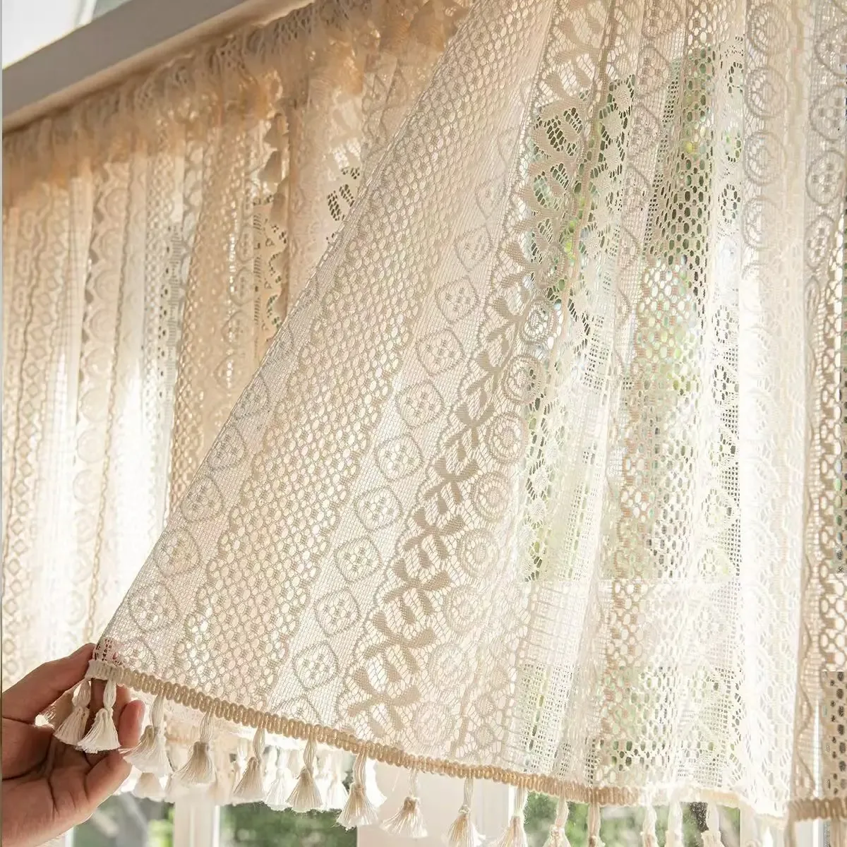 Cortina curta de renda bege com padrão circular