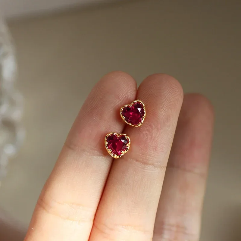 Brincos Huitan com coração vermelho de zircônia