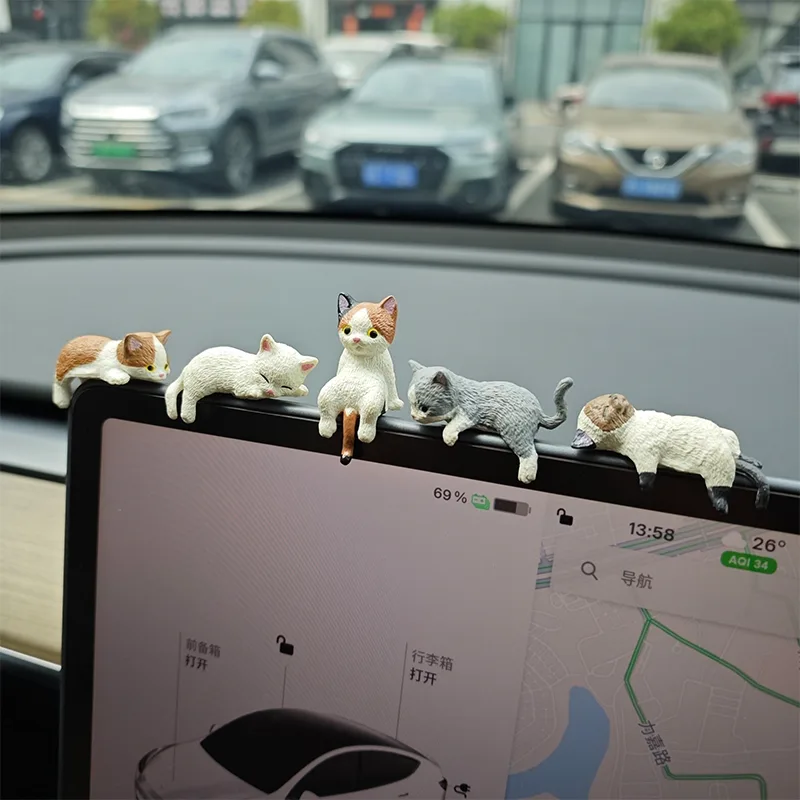 Decoração automotiva com cinco gatos