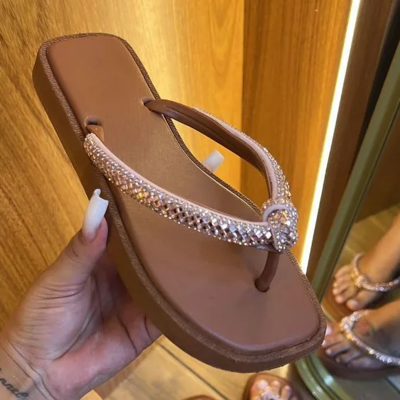 Chinelo feminino com tiras e detalhe de strass