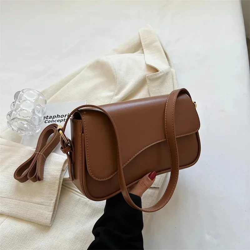 Bolsa média caramelo com fivela