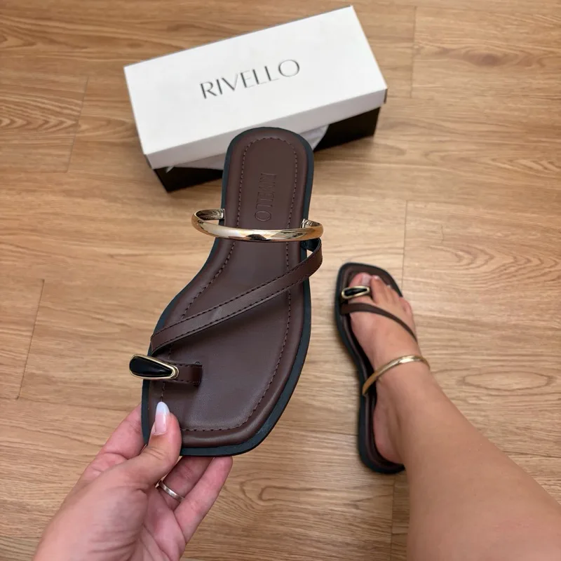 Sandália rasteira feminina Rivello com detalhe metálico