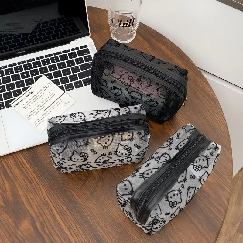 Necessaire preta para maquiagem em tela