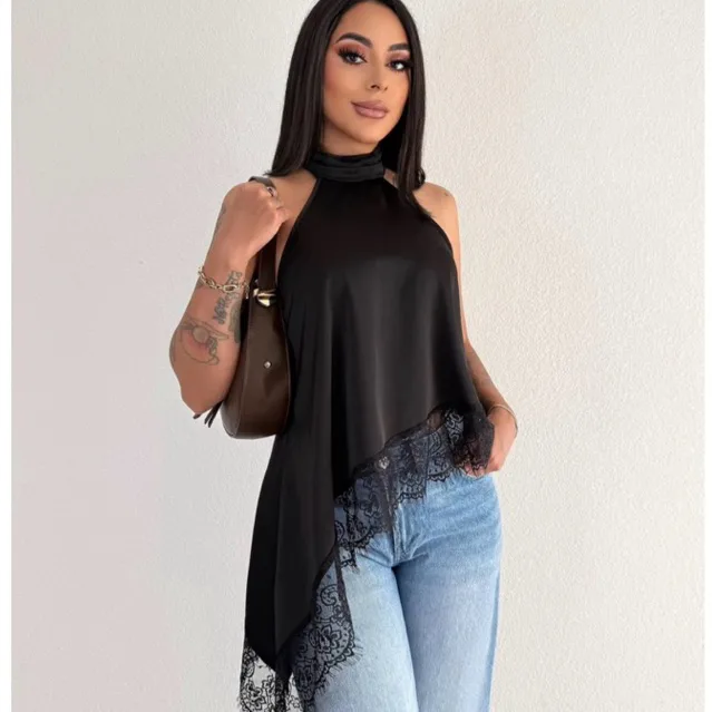 Blusa feminina assimétrica com gola alta e renda