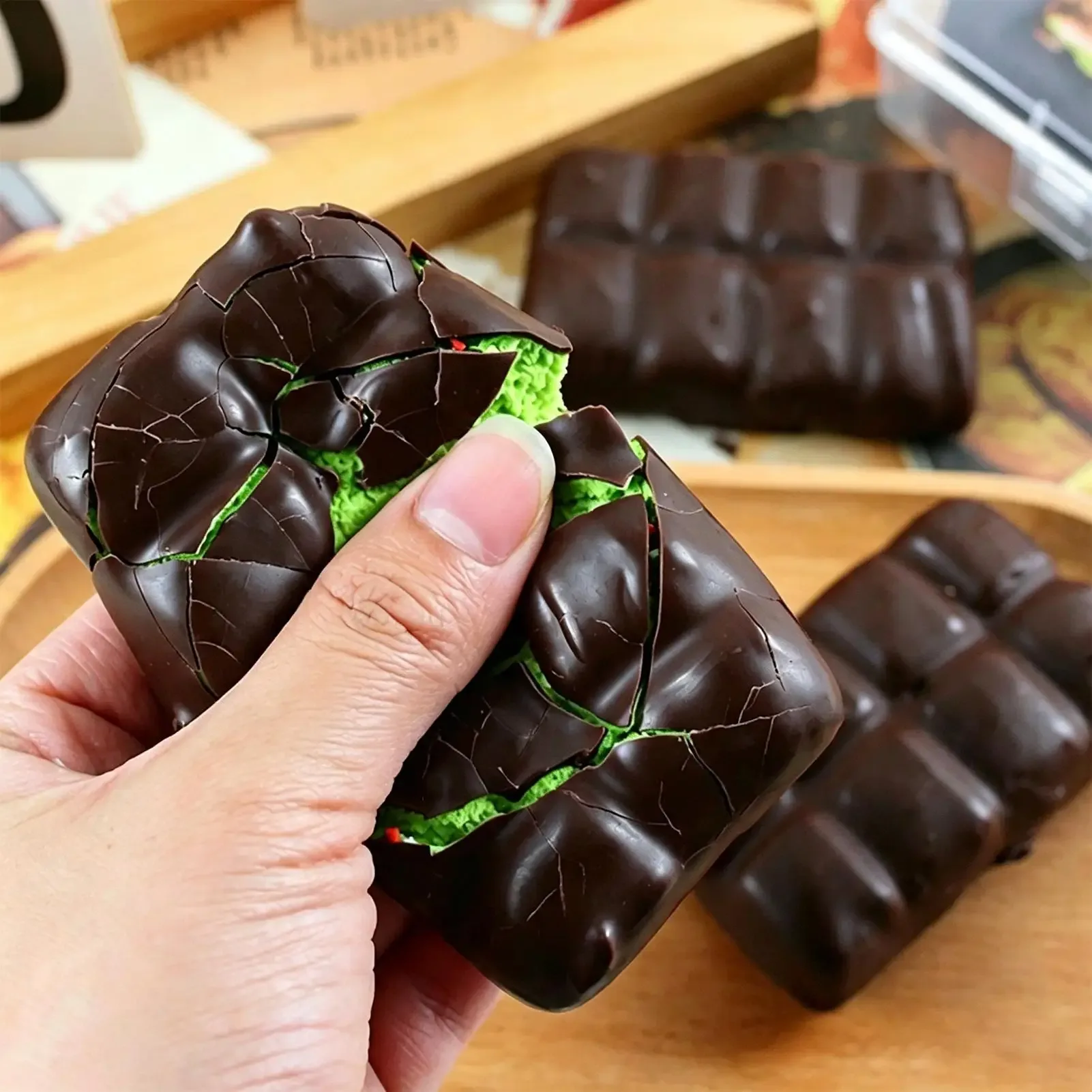 Brinquedo fidget em formato de chocolate
