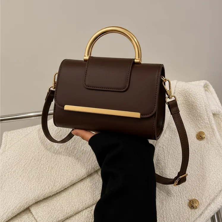 Bolsa feminina casual com detalhes dourados