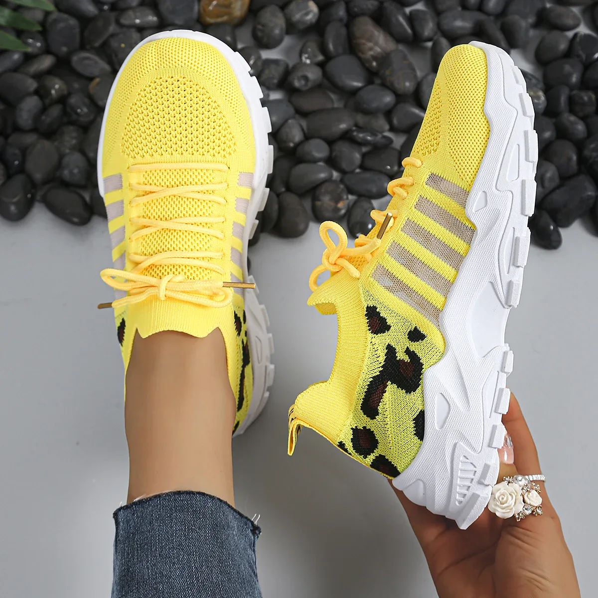 Tênis feminino casual de sola grossa