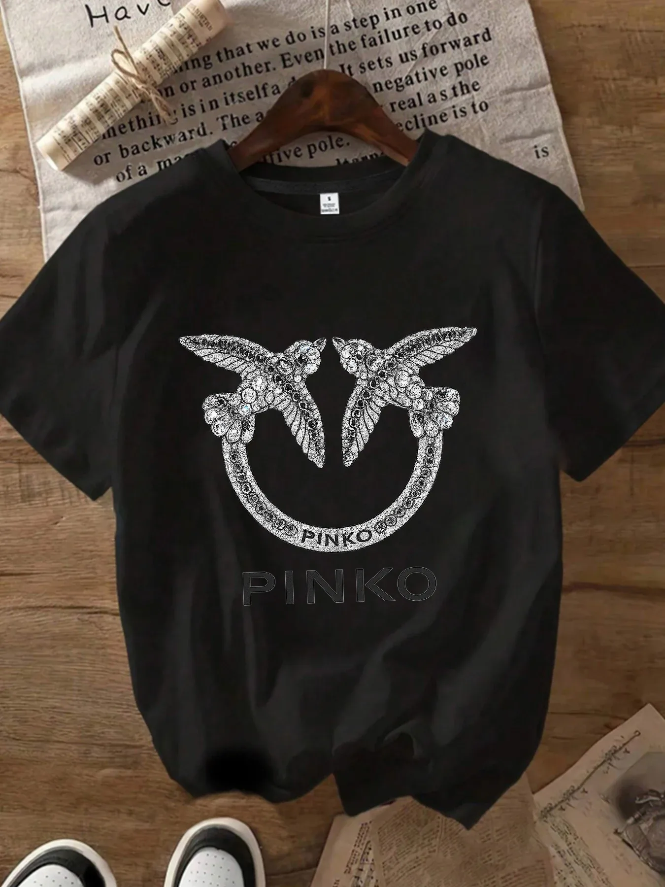 Camiseta feminina com estampa de pássaros