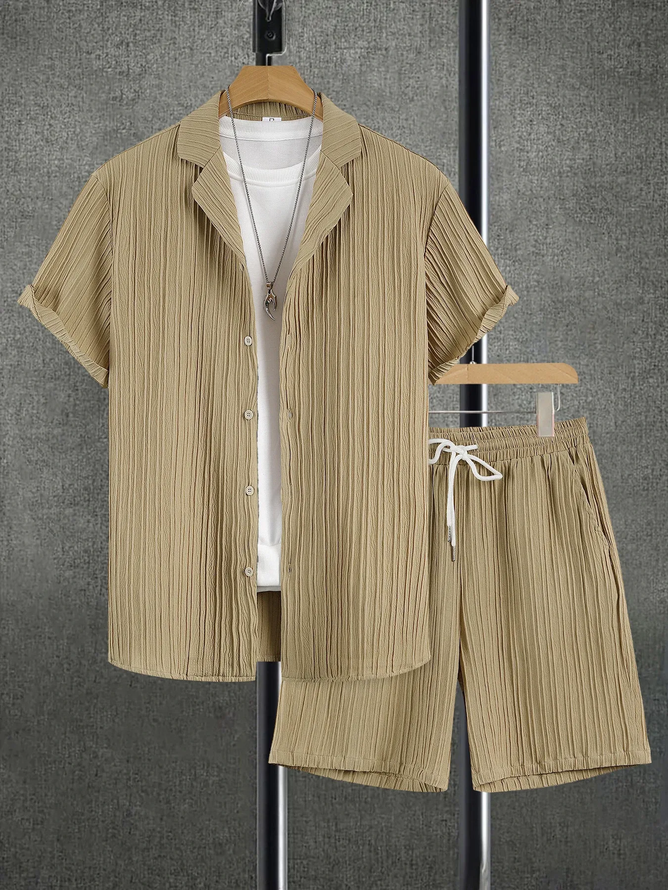 Conjunto masculino com camisa e calça caqui