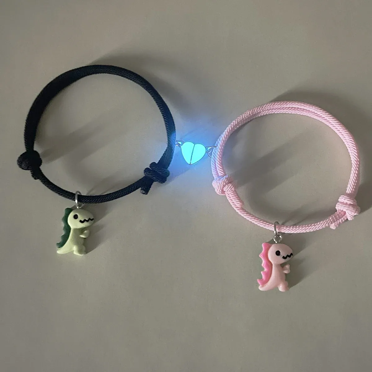 Pulseiras de casal com pingente de dinossauro
