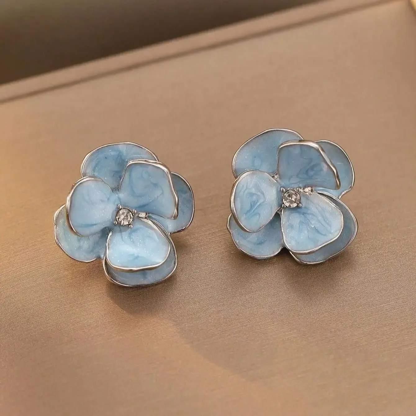 Brincos florais esmaltados em azul e rosa